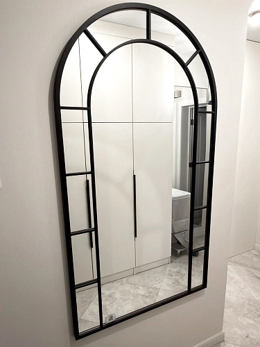 Арочное зеркало с черной рамой