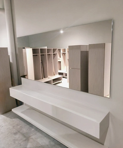 Крупное зеркало прямоугольное