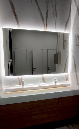 Зеркало прямоугольное с подсветкой в ванной