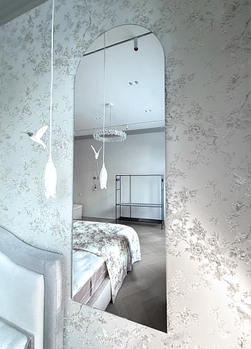 Арочное зеркало в спальню