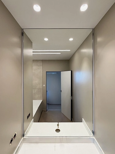 Прямоугольное зеркало в ванной комнате