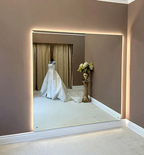 Крупное квадратное зеркало с теплой подсветкой