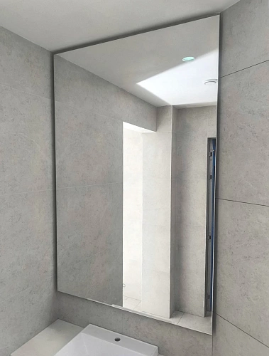 Прямоугольное зеркало в ванной классика