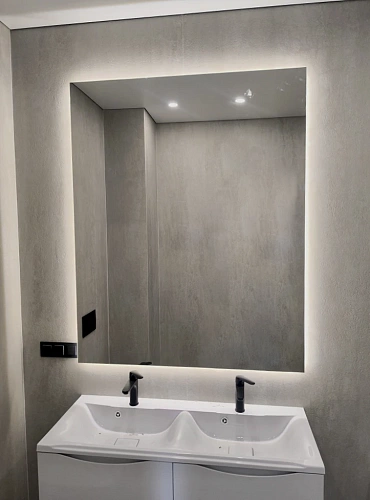 Прямоугольное зеркало с подсветкой в ванной