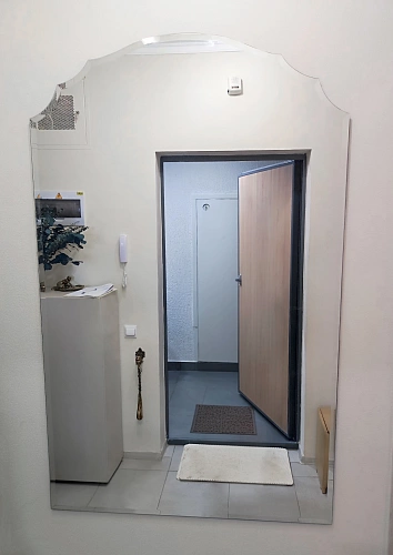 Фигурное зеркало в прихожей