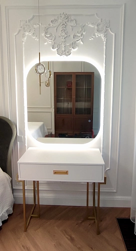 Квадратное зеркало с мягкими углами и подсветкой