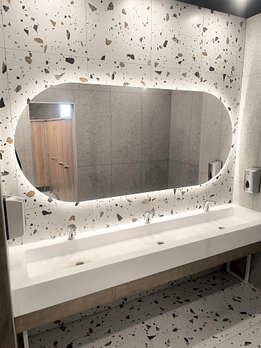 Капсульное зеркало с подсветкой в ванной