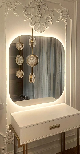 Квадратное зеркало с теплой подсветкой